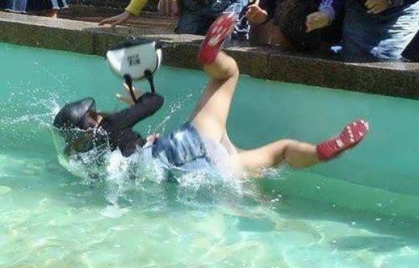 девушка падает в воду
