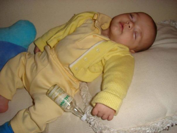 спящий малыш с бутылкой