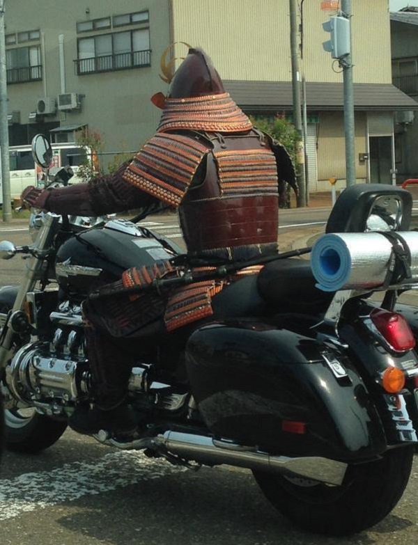 самурай на мотоцикле