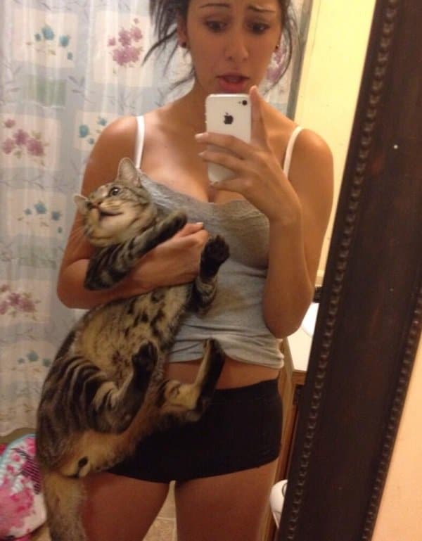 девушка с котом делает селфи