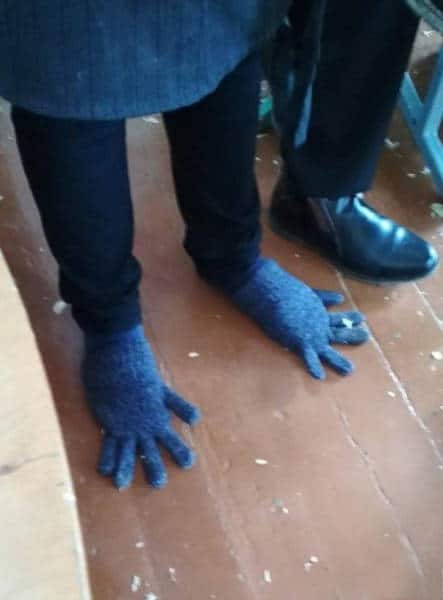 перчатки на ногах