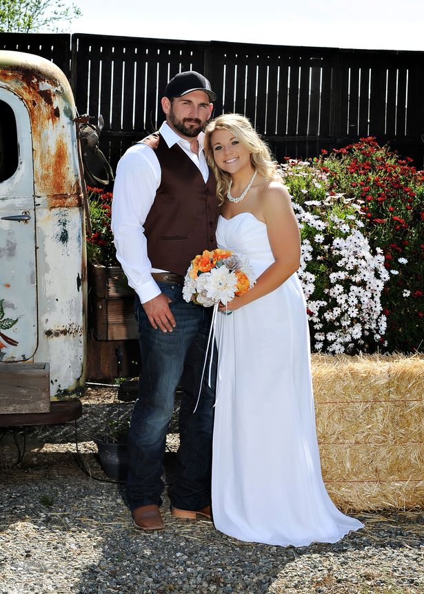 невеста и жених на фоне клумбы и фургона