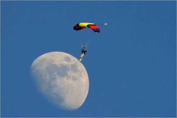 парашютист на фоне луны