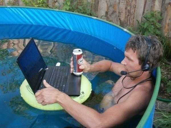 мужчина с ноутбуком в бассейне