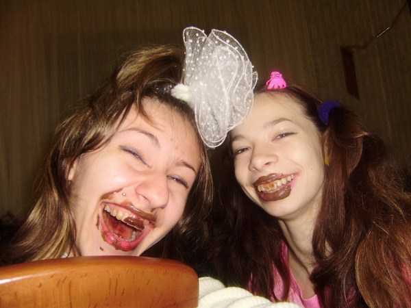 девочки в шоколаде смеются