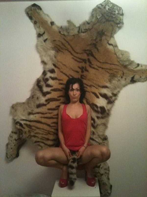 женщина на фоне тигровой шкуры
