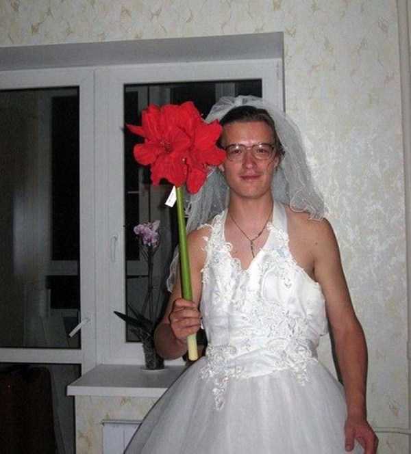 парень в свадебном платье