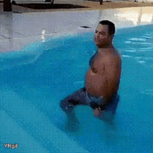 мужчина выходит из бассейна