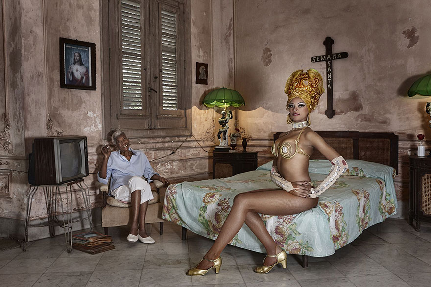 бабушка сидит в кресле на диване сидит девушка из бразильского карнавала