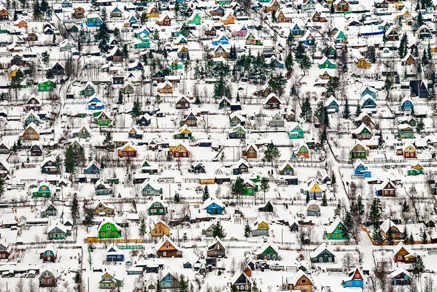 зима и куча маленьких домиков среди снега