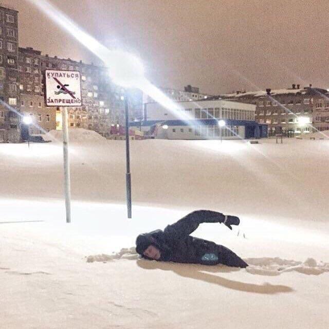 мужчина в снегу