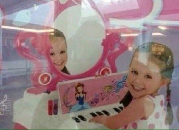 девочка за роялем игрушка