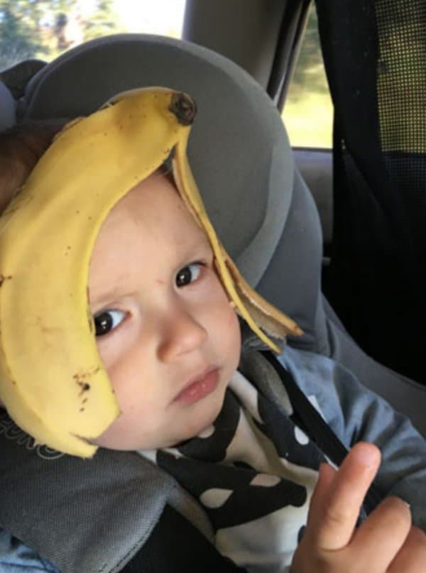 ребенок с кожурой банана на голове