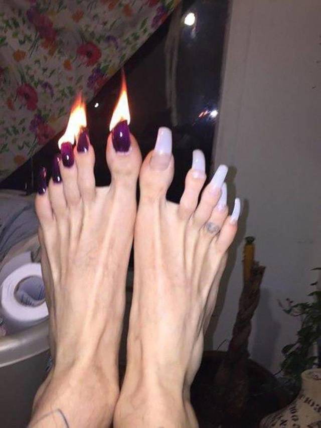 ноги с горящими ногтями