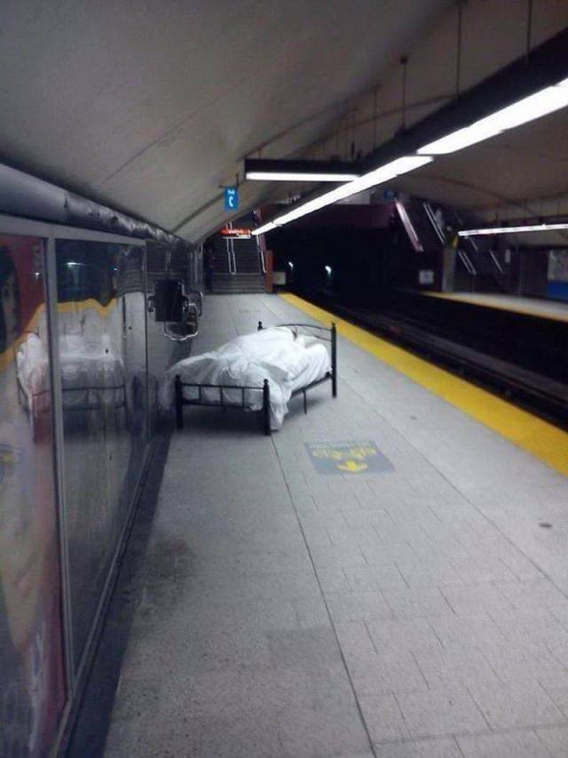 кровать на станции метро