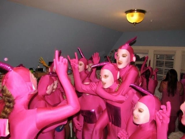 люди в розовых костюмах