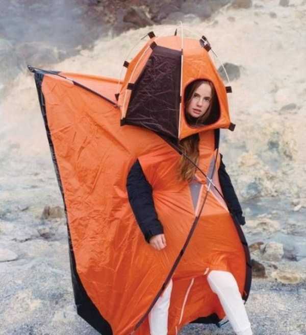 девушка в палатке