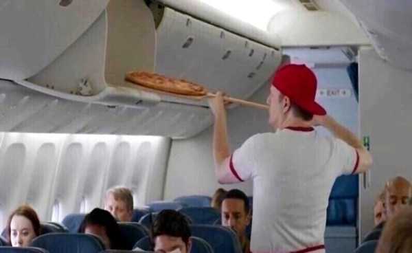 парень с пиццей в самолете