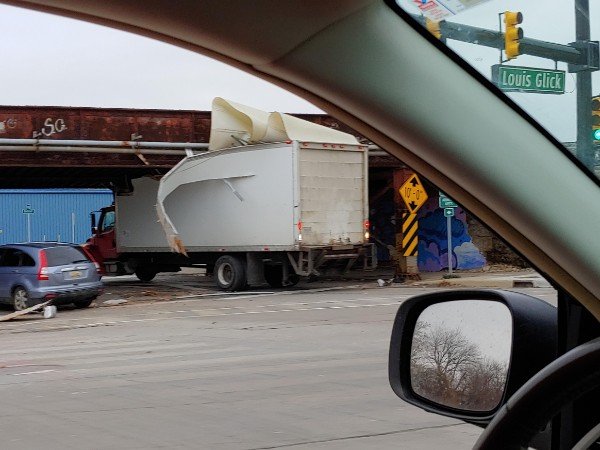 грузовик под мостом