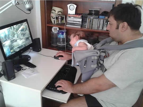 Папа с малышом за компьютером