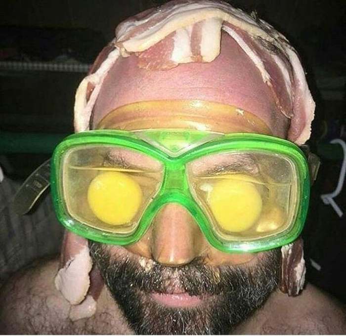 мужчина в подводных очках с беконом на голове