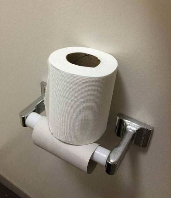 туалетная бумага стоит поверх закончившейся