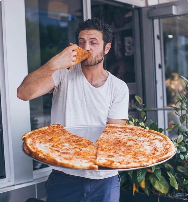 Парень с огромной пиццей