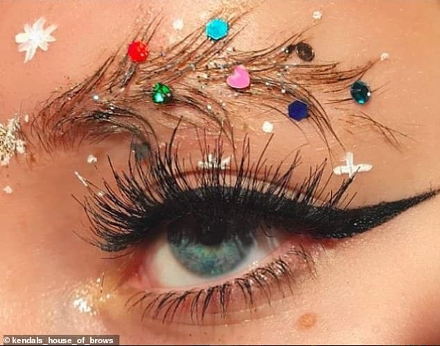 Новое безумие! Модницы из Instagram массово украшают брови к Рождеству