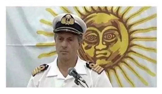 мужчина в форме на фоне нарисованного солнца