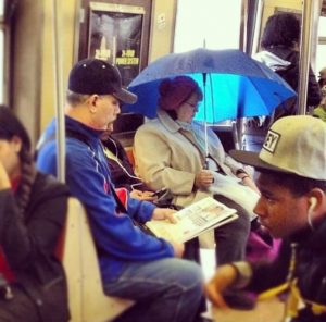 женщина под зонтом в метро