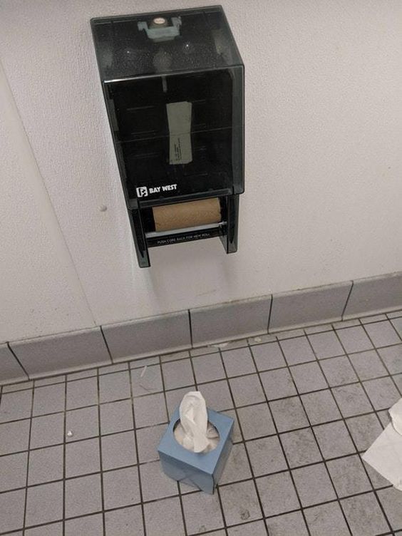 пачка салфеток на полу в туалете