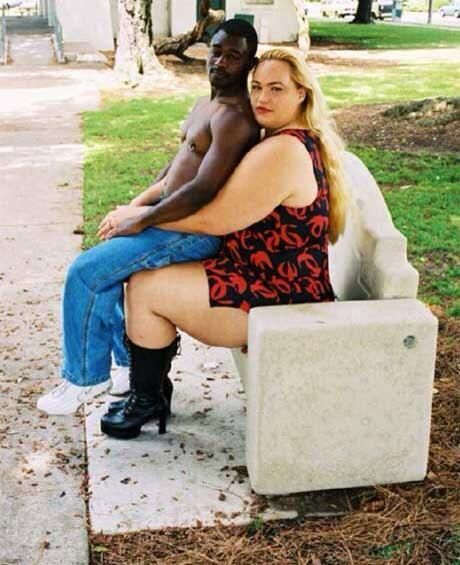 чернокожий парень сидит на коленях у девушки
