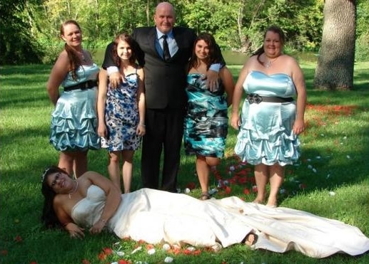 невеста лежит на газоне в окружении гостей