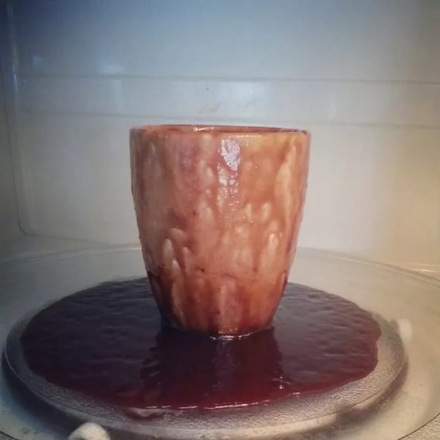 шоколад сбежал из чашки в микроволновке