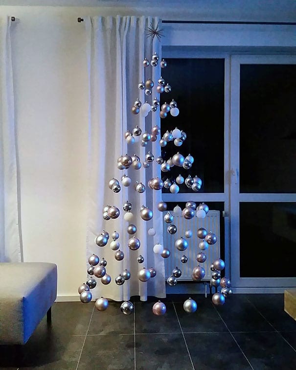 елка из новогодних шаров