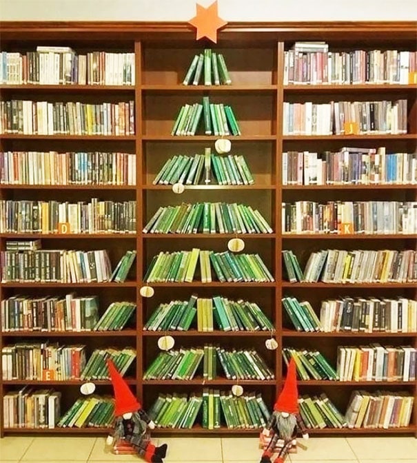 елка из зеленых книг в библиотеке