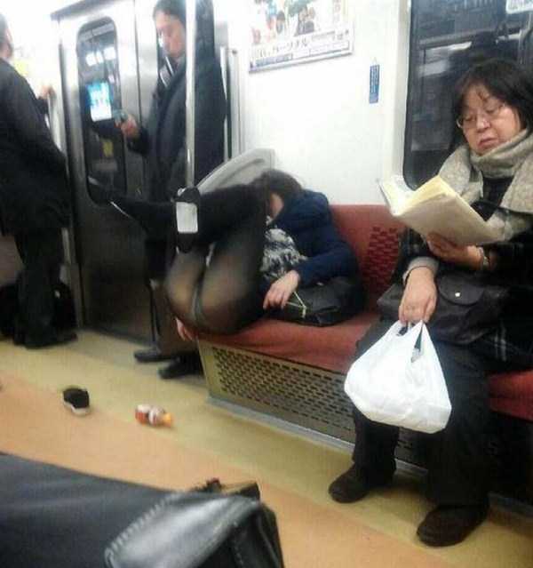 девушка в вагоне метро