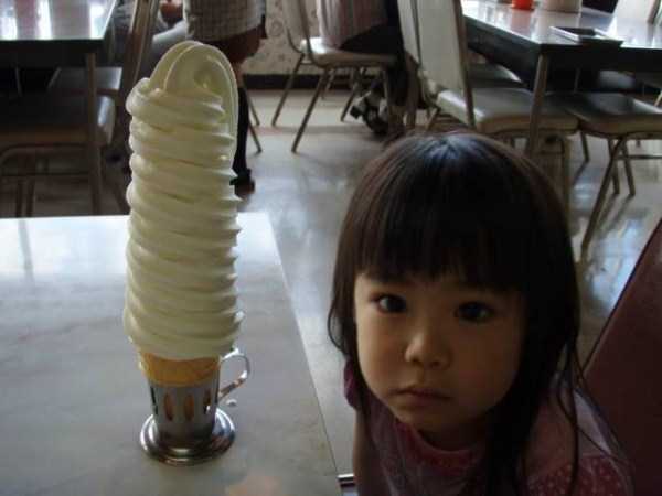 девочка с мороженым