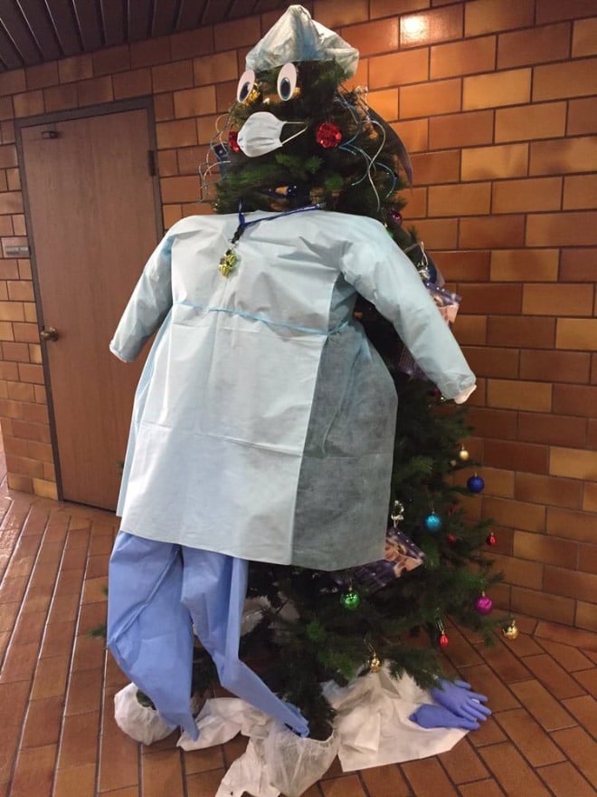 медицинский халат на елке