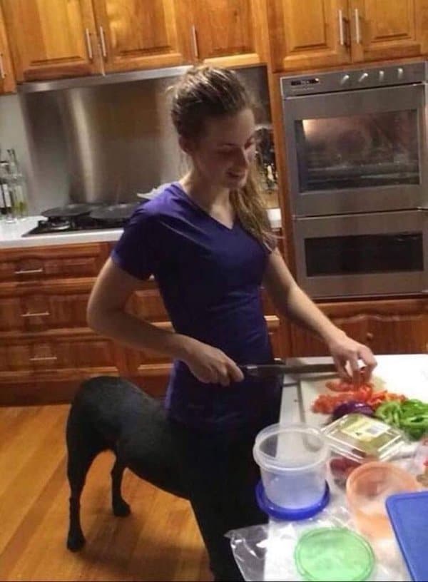 девушка и собака в кухне