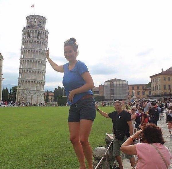 девушка позирует на фоне пизанской башни