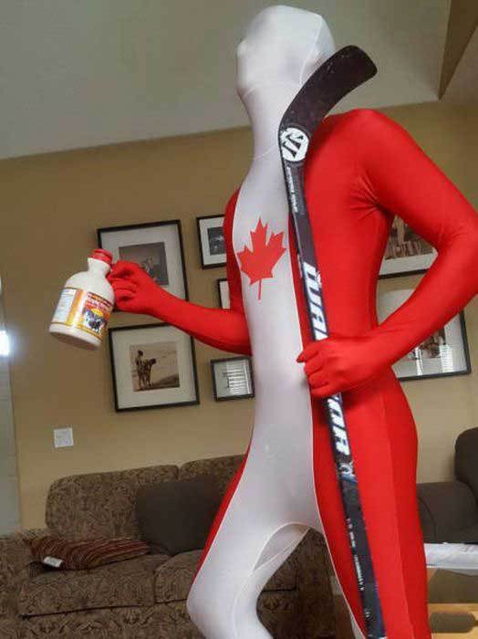 парень в костюме флага канады