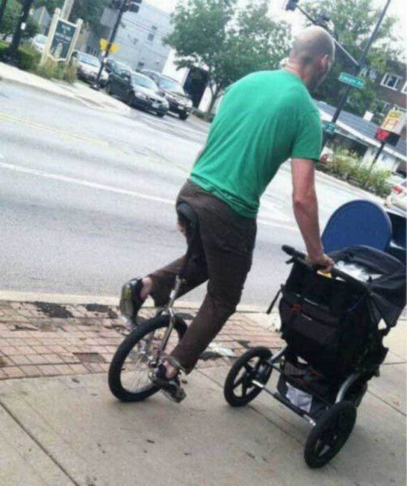 мужчина на моноцикле с коляской