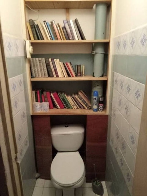 книжный шкаф в туалете