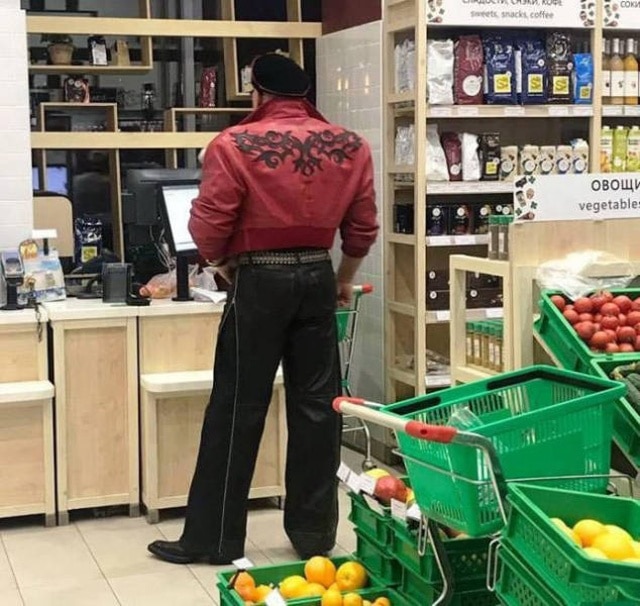 мужчина в супермаркете