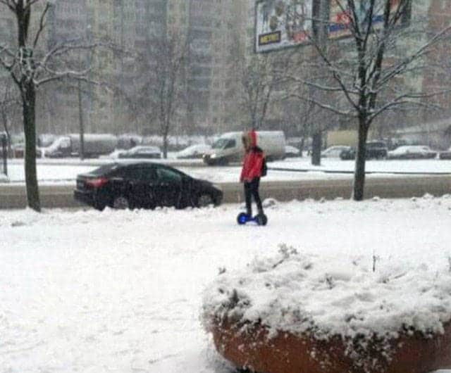парень на гироборде в снег