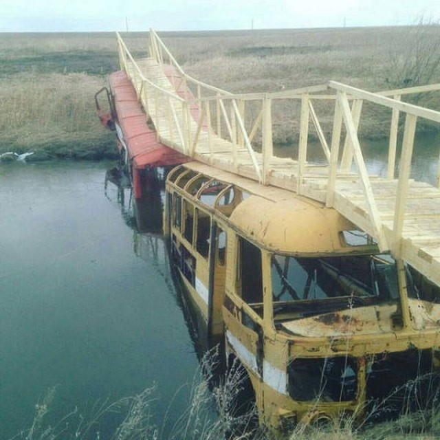 мост держится на старых автобусах