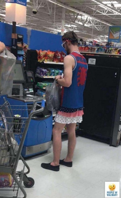 парень в юбке в супермаркете