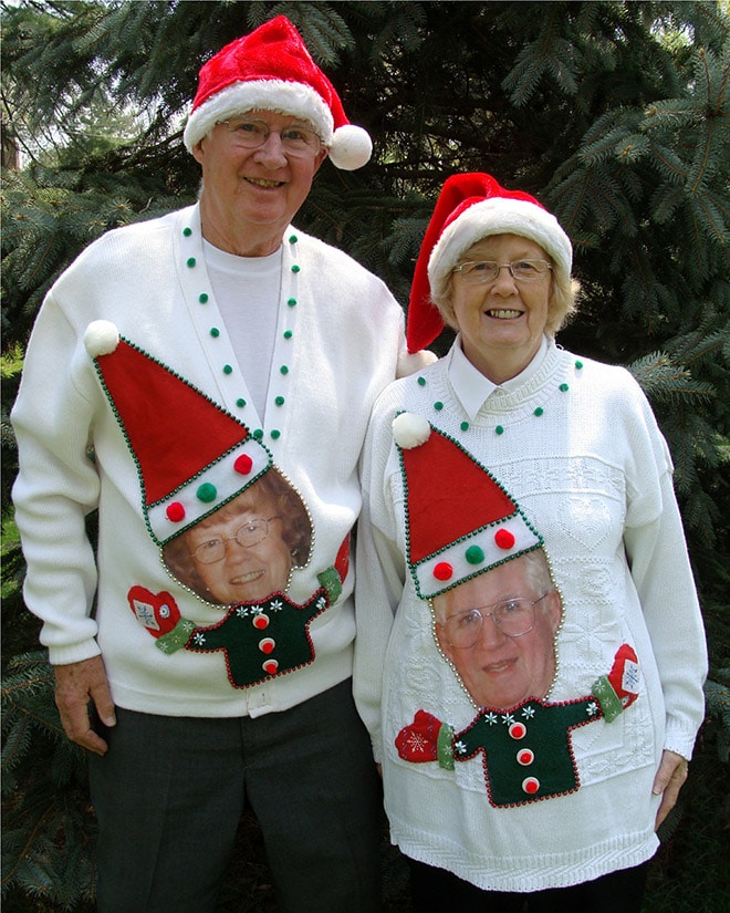 пожилая пара в смешных свитерах