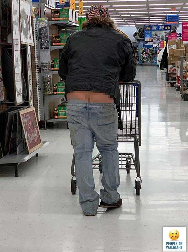 мужчина со спущенными штанами в магазине
